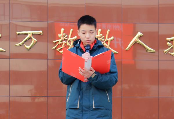 5王嘉硕同学进行国旗下演讲